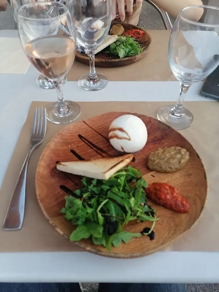 Burrata Et Ses Petits Condiments